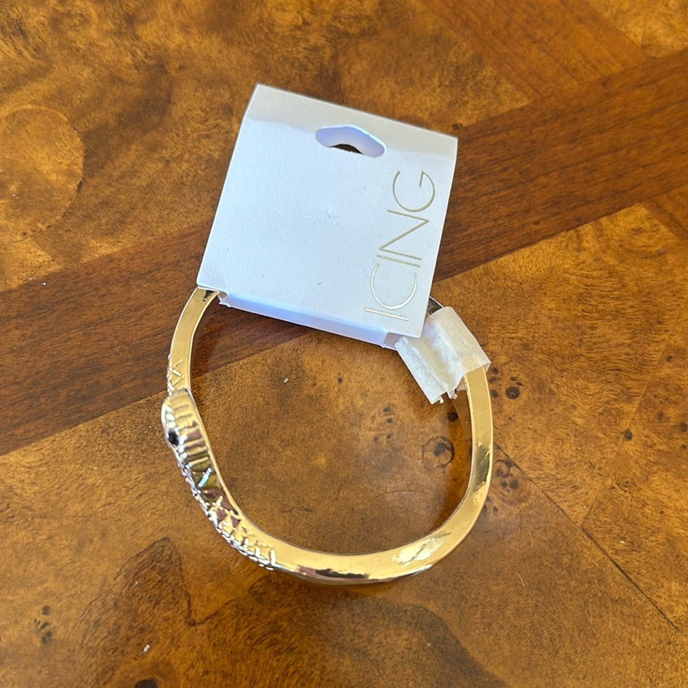 A cute bracelet in the brand icing